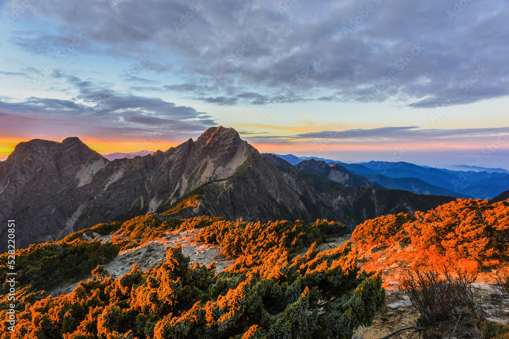Fototapeta premium Landscape View of Yushan Main Peak And Tongpu Valley From the North Peak of Jade Mountain At Sunrise, Yushan National Park, Chiayi Taiwan