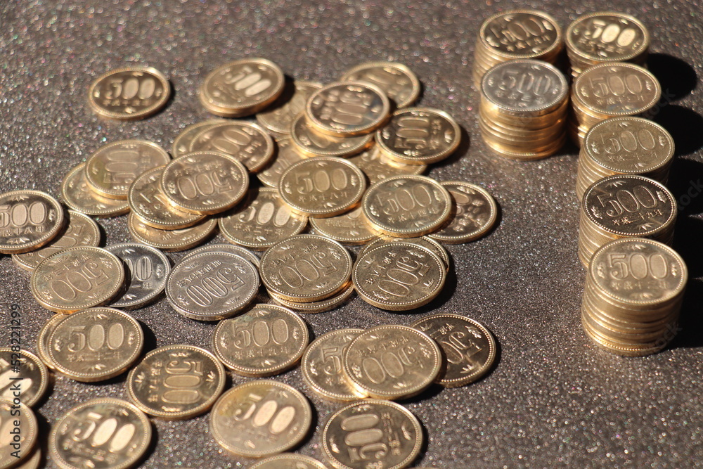 枚数を数えている途中の500円玉 枚数を数えている途中の500円玉