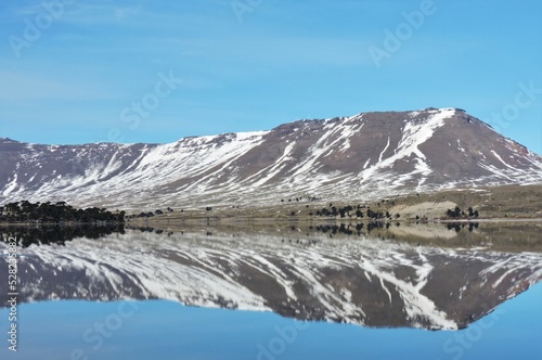Montaña reflejada en lago © JuanPablo