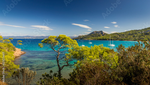 L'ile de Porquerolles et la plage de Notre Dame - The island of Porquerolles and the beach of Notre Dame	