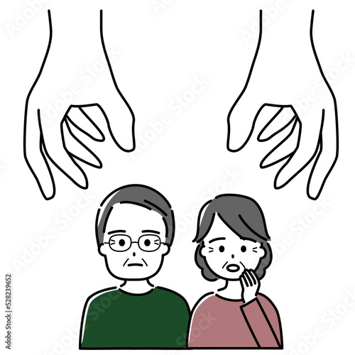 詐欺師などの悪人の手に狙われる高齢夫婦（夫は眼鏡をかけている）