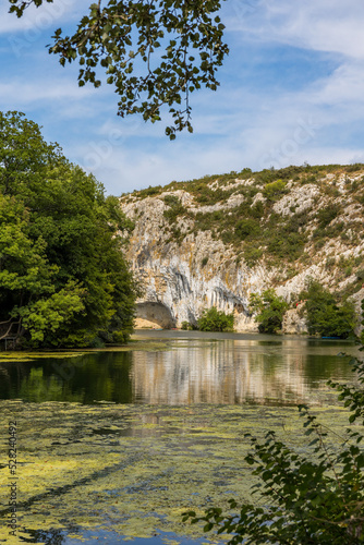 Vue sur un m  andre du Vidourle et la Roque de Saint-S  ri  s en   t  