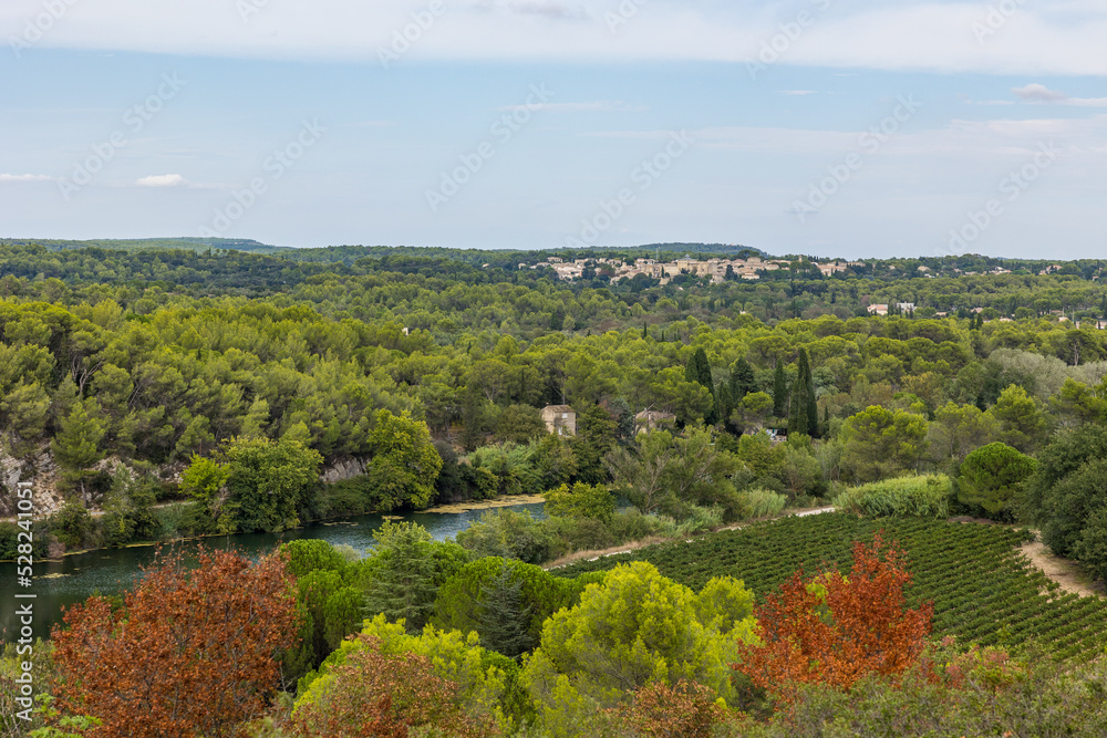Vue sur le village d’Aubais, dans le Gard, depuis le sommet de la Roque de Saint-Sériès au bord du Vidourle