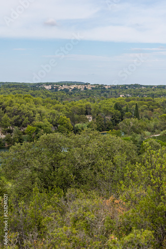 Vue sur le village d’Aubais, dans le Gard, depuis le sommet de la Roque de Saint-Sériès au bord du Vidourle