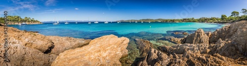 Panoramique de la plage d'argent sur l'ile de porquerolles - panoramic view of silver beach in porquerolles island