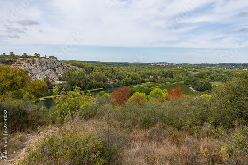 Vue sur le Vidourle depuis le sommet de la Roque de Saint-Sériès en été photo