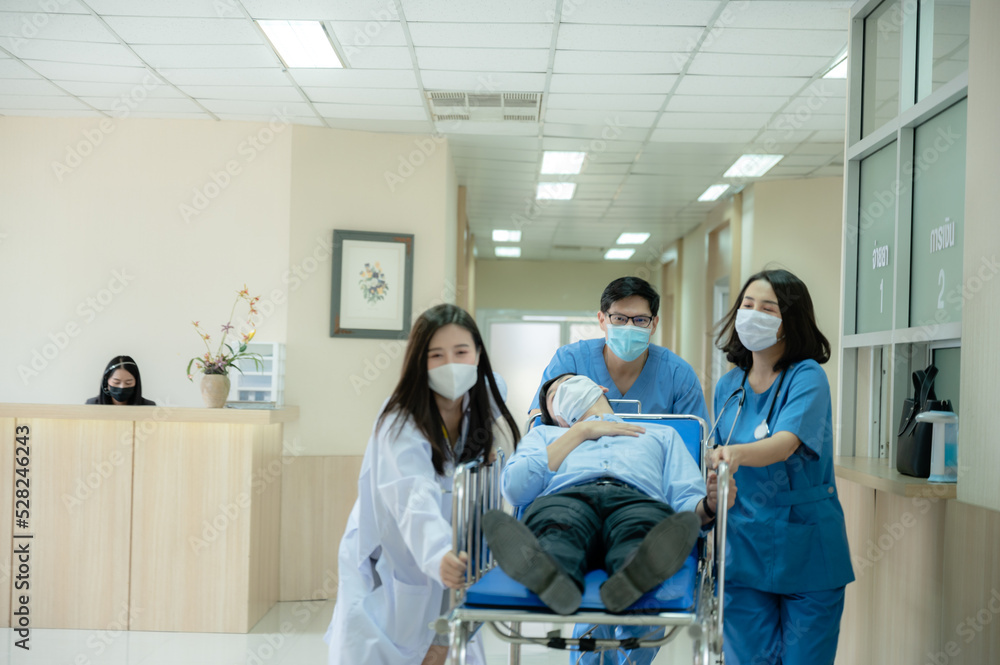 Obraz premium emergency patient concept, professional doctor working for help emergency patient at hospital clinic health care