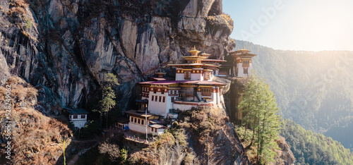 Foto panoramic view of the Tiger's Nest temple in Paro, Bhutan