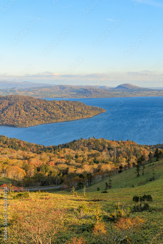 Naklejka premium 紅葉する美幌峠「秋の北海道」