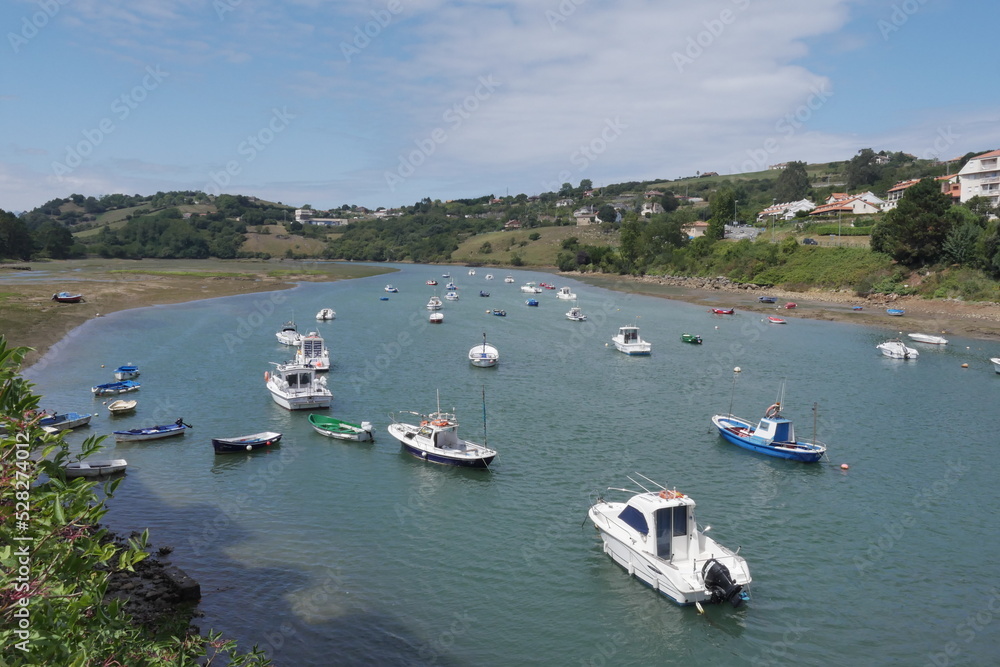 Vue des bateaux amarrés sur une rivière, à proximité d'un des plus beaux villages de Galice, site historique et touristique