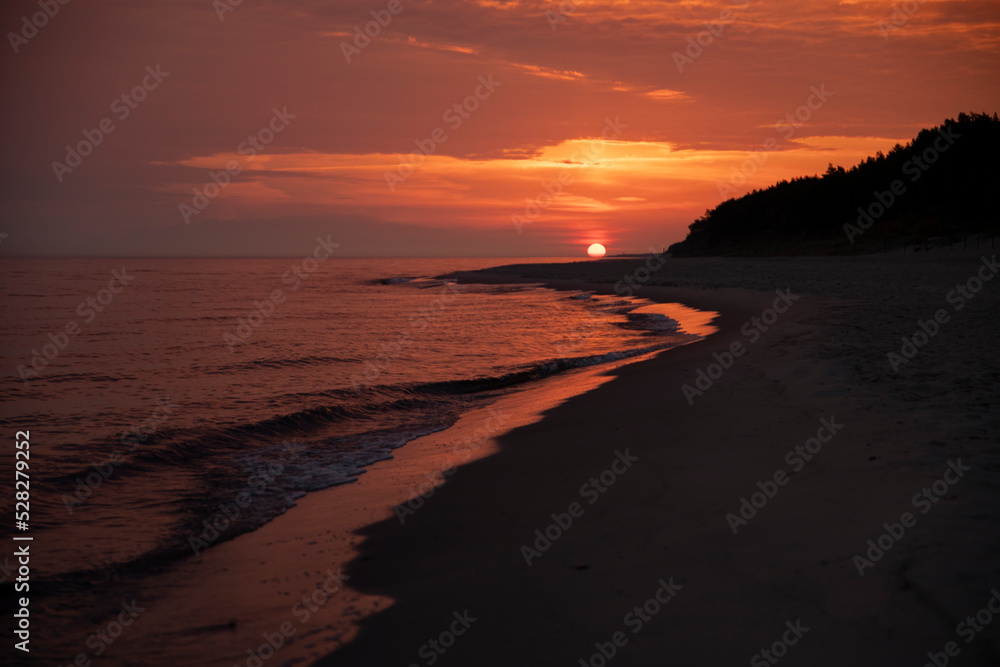 wschód słońca nad morzerm bałtyckim
