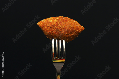 Ishli kufta. Beef kufta from lentils and bulgur. They went kyufta on a fork. Close-up