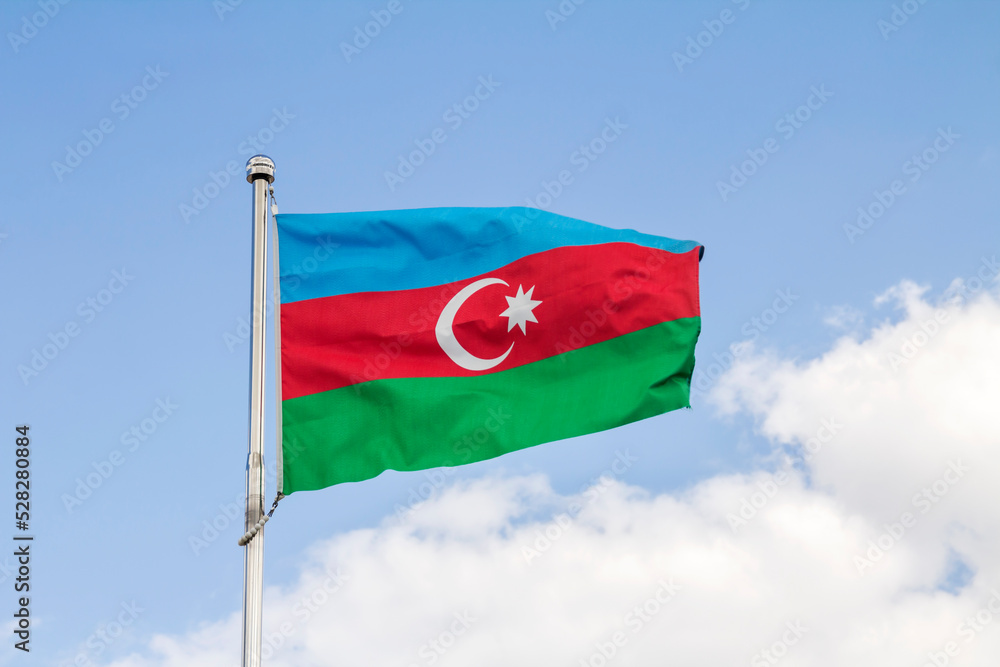 Φωτογραφία Azerbaijan flag is isolated on the blue sky