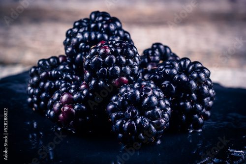Obraz na płótnie Blackberry close up on a black background w salonie
