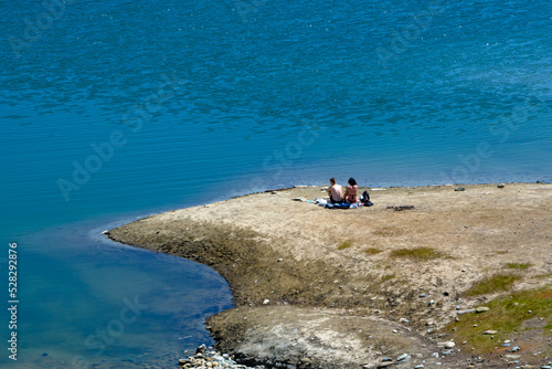 Armonia 01 - acque azzurre e  il silenzio di un lago di montagna con un lembo di sabbia su cui sedersi al sole. photo