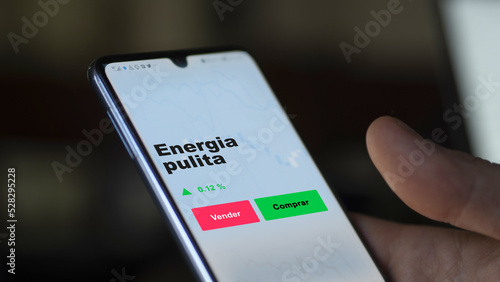 Un inversor está analizando el energia pulita etf fondo en pantalla. Un teléfono muestra los precios del ETF para invertir. Texto en español.