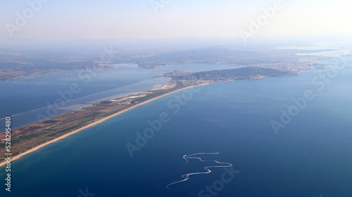 survol de la région d'Agde et de Sète à haute altitude en avion