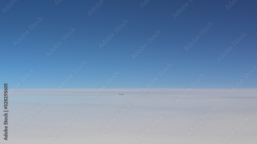 avion de ligne dans les nuages avec sa trainée avion de ligne dans les nuages avec sa trainée