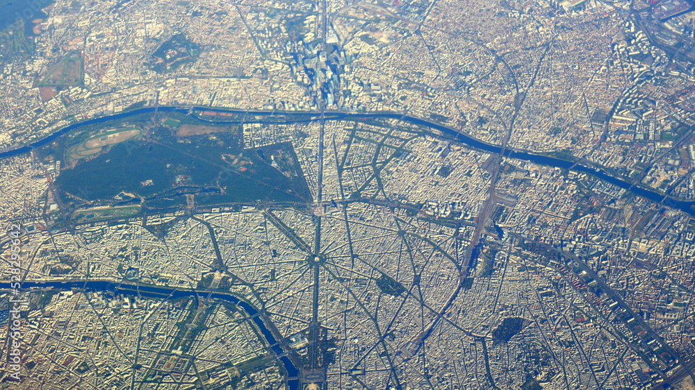 survol de Paris à très haute altitude en avion de ligne