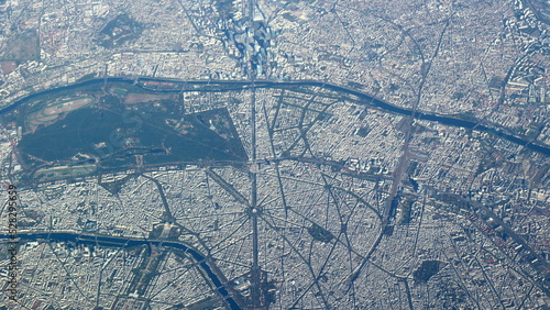 Photography survol de Paris à très haute altitude en avion de ligne