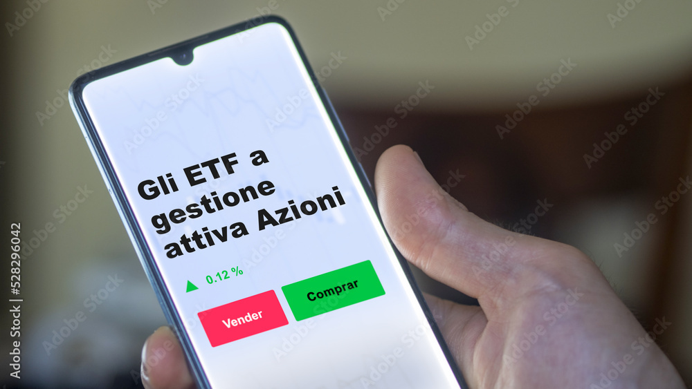 Un inversor está analizando el gli a gestione attiva azioni etf fondo en pantalla. Un teléfono muestra los precios del ETF para invertir. Texto en español. Un inversor está analizando el gli a gestione attiva azioni etf fondo en pantalla. Un teléfono muestra los precios del ETF para invertir. Texto en español.