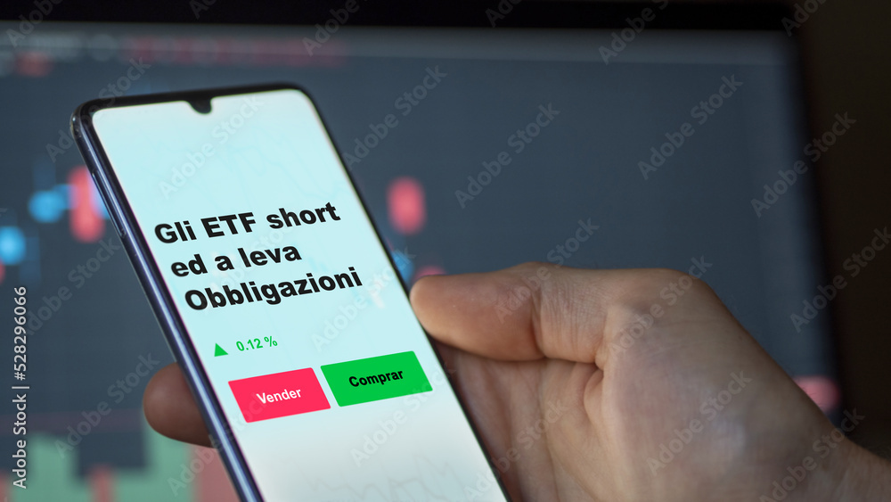 Un inversor está analizando el gli short ed a leva obbligazioni etf fondo en pantalla. Un teléfono muestra los precios del ETF para invertir. Texto en español. Un inversor está analizando el gli short ed a leva obbligazioni etf fondo en pantalla. Un teléfono muestra los precios del ETF para invertir. Texto en español.