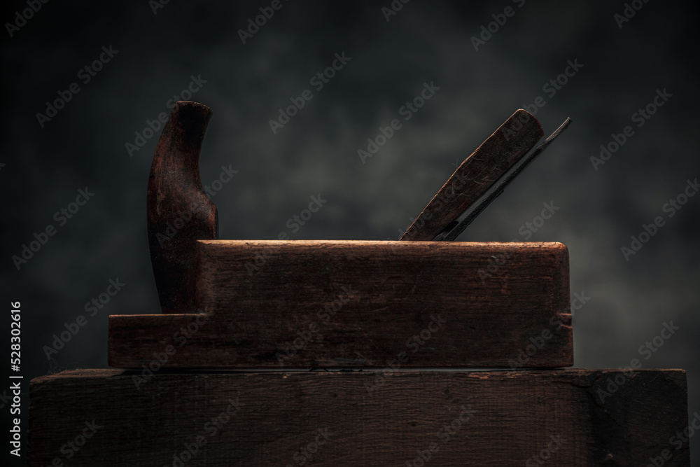 side view of manual wooden planer on top of wooden bench - obrazy, fototapety, plakaty 