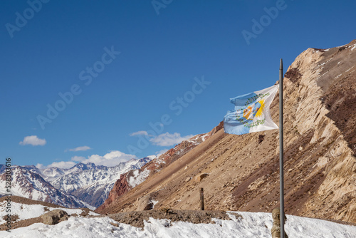 Bandera Argentina flameando en la montaña