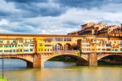 Ponte Vecchio bridge over Arno River, Florence, Italy Fototapet