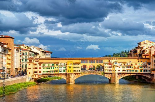 Fotografiet Ponte Vecchio bridge over Arno River, Florence, Italy