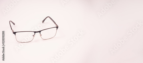 Okulary korekcyjne na białym tle 