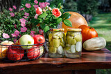 Słoiki z kompotem z jabłek - jesienne zbiory jabłek i przetwórstwo owocowe - zaprawianie jabłek