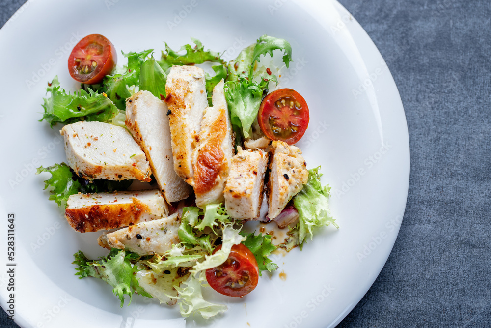 Salad with chicken and tomatoes