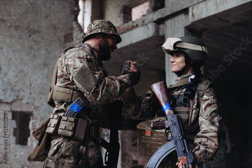 Cuadro en lienzo A female soldier gives a high five to her brother in arms.
