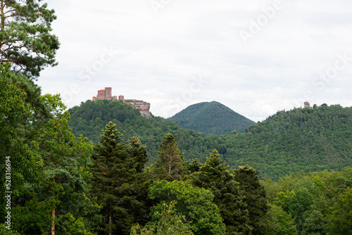 Burg Trifels aus dem Mittelalter in Annweiler am Trifels im Pfälzerwald in Rheinland Pfalz in Deutschland