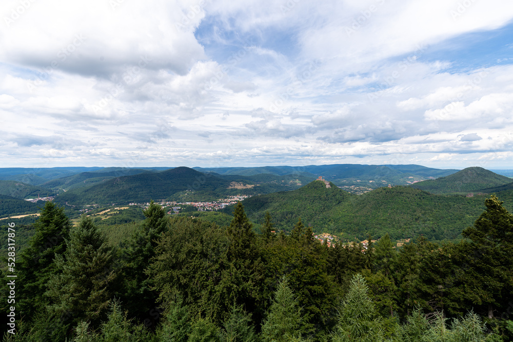 Burg Trifels aus dem Mittelalter in Annweiler am Trifels im Pfälzerwald in Rheinland Pfalz in Deutschland