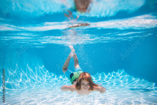 Fotografia Young boy swim and dive underwater