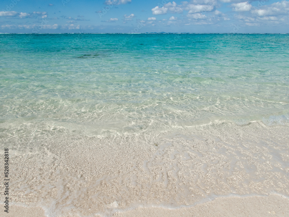 Φωτογραφία 真夏の日差しに透き通った海と白い砂浜
