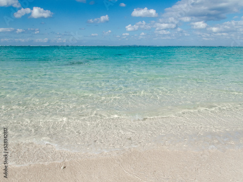 真夏の日差しに透き通った海と白い砂浜