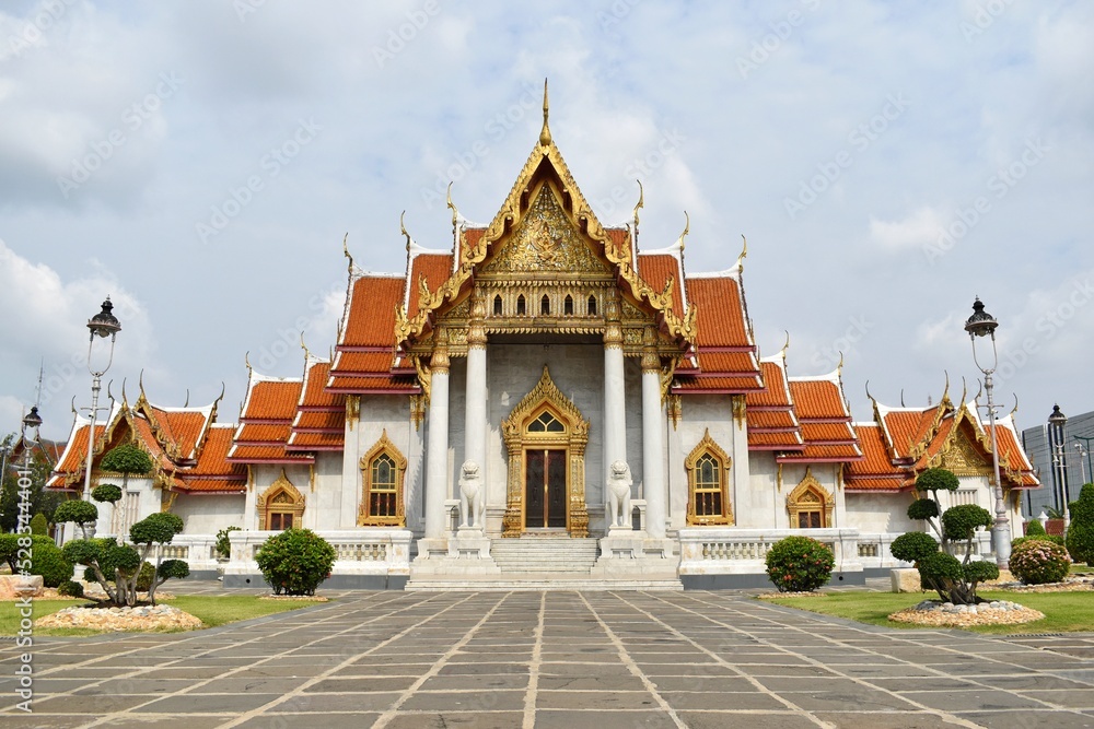 Naklejka premium Wat Benchamabophit Dusitwanaram or marble temple, it is one of Bangkok's best-known temples and a major tourist attraction.