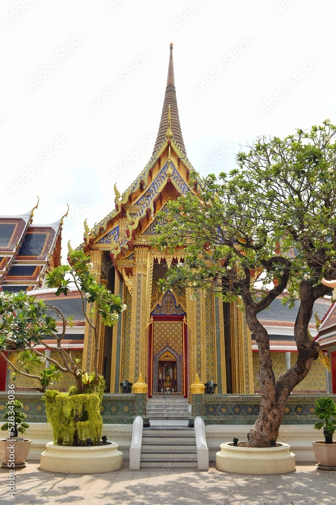 Naklejka premium The west side entrance doors of Wat Ratchabophit are 3m high and are decorated with inlaid mother-of-pearl.