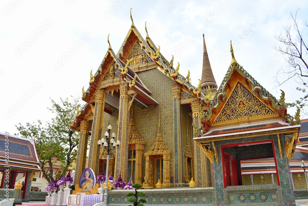 Fototapeta premium The entrance doors of Wat Ratchabophit are 3m high and are decorated with inlaid mother-of-pearl. This is a Buddhist temple on Atsadang Road in Bangkok.