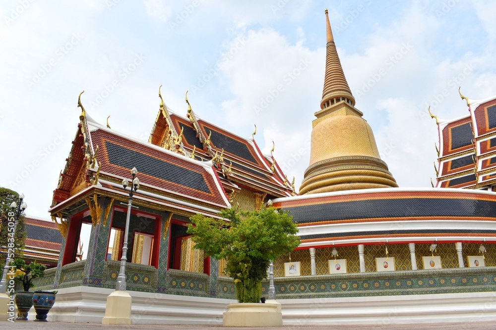 Fototapeta premium Golden pagoda and the curved walkway around the circular cloister of Wat Ratchabophit, The temple was built during the reign of King Chulalongkorn (Rama V).
