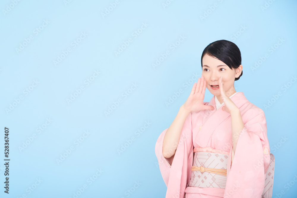 呼びかける着物を着た女性