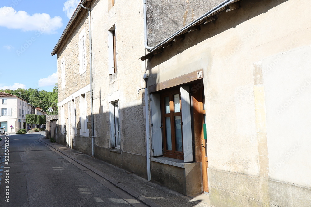 Rue typique, village de Ligugé, département de la Vienne, France