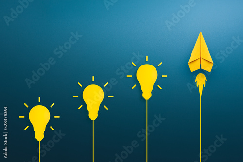 Foto Yellow light bulb and paper plane, Success in business growth, innovation and id