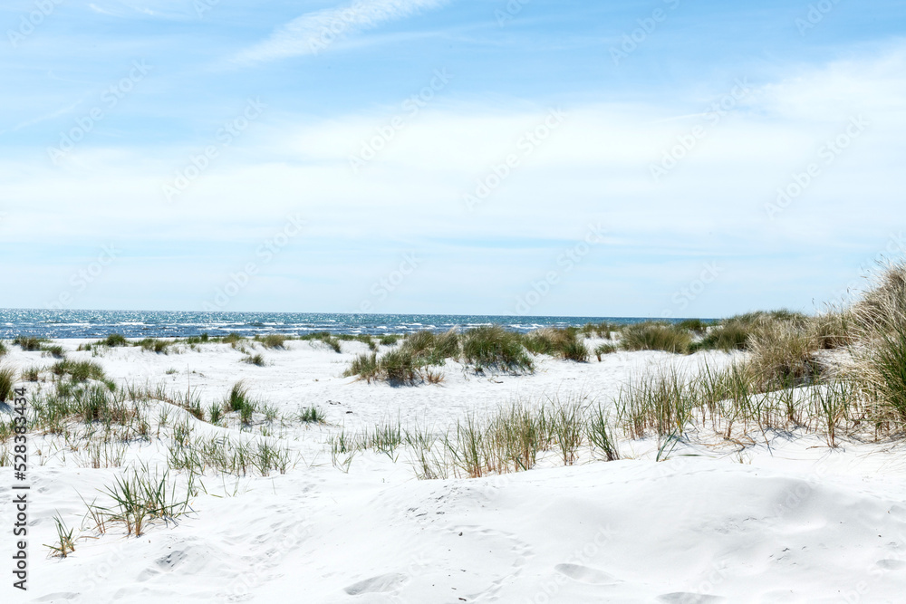 weisser Strand von Dueodde mit Leuchtturm, Bornholm, Dänemark weisser Strand von Dueodde mit Leuchtturm, Bornholm, Dänemark