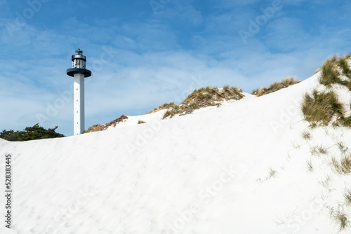 weisser Strand von Dueodde mit Leuchtturm, Bornholm, Dänemark