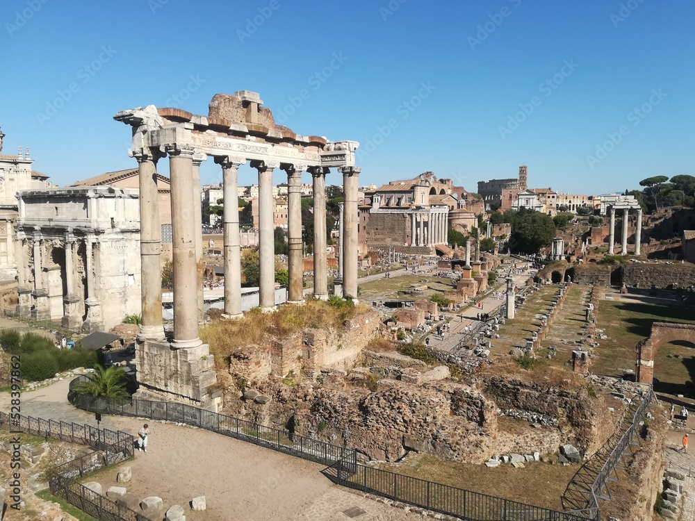 Some photos from the Eternal City of Rome, Italy, taken while strolling across the city centre and over the river Tiber on a sunny Fall day, with Rome's typical churches, bridges and statues