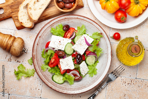 Sałatka grecka ze świeżymi warzywami i serem feta